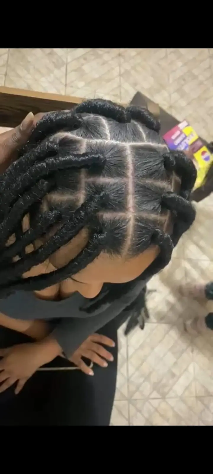 Vídeo faux locs manual instalação de locs sintéticos estúdio Afrotunde bairro Portão Curitiba