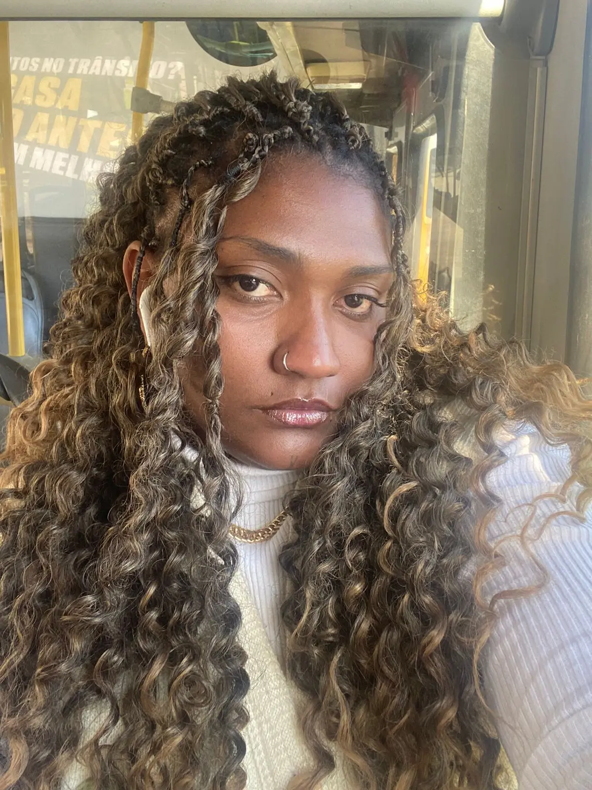 Karla do Vale, trancista e loctician especialista em tranças nagô e manutenção de dreadlocks no estúdio Afrotunde, bairro Portão, Curitiba