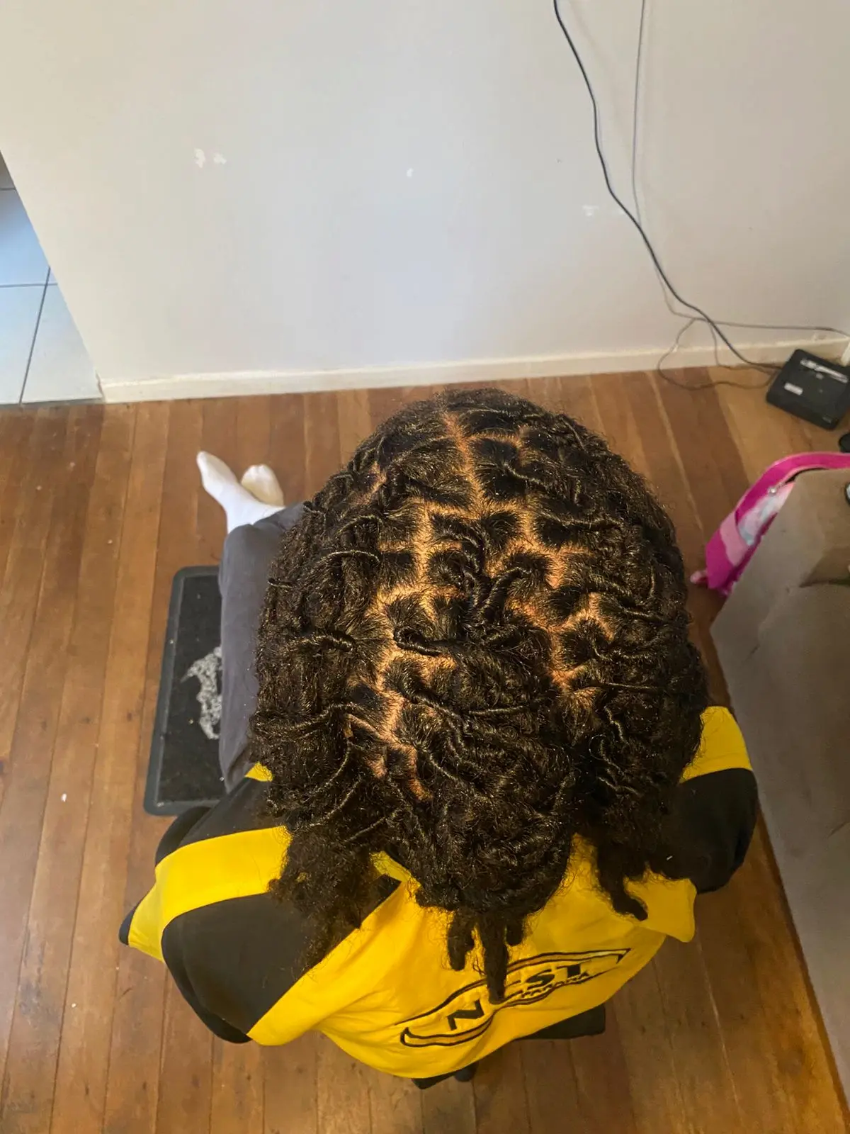 Manutenção de locs com técnica palm roll e barrel twist no estúdio Afrotunde no bairro Portão em Curitiba