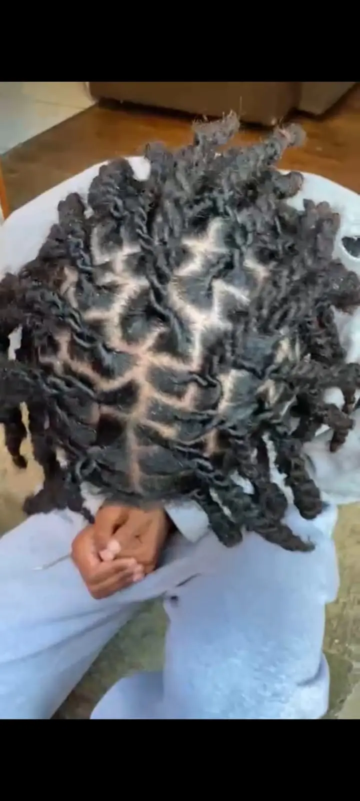 Vídeo manutenção de dreadlocks método palm roll e twist pela loctician Karla do Vale Afrotunde Curitiba