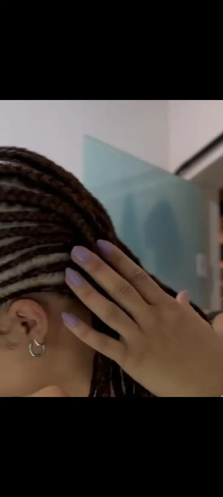 Vídeo tranças afro estilo proteção capilar cabelos crespos estúdio Afrotunde Curitiba